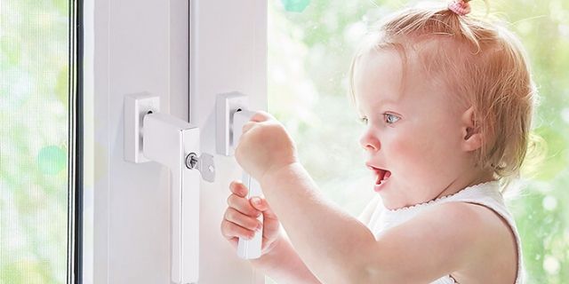 Sécurité fenêtre bébé : protéger vos enfants 