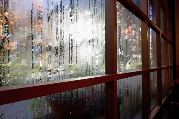 Jak zapobiegać kondensacji pary wodnej na aluminiowych ramach okiennych?